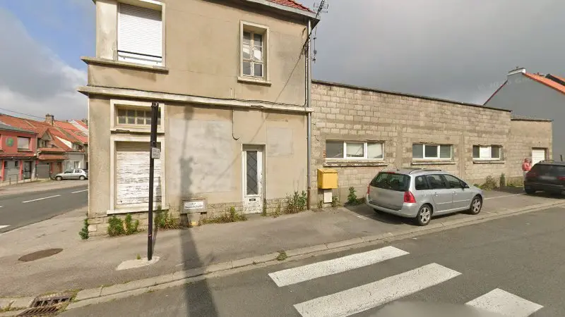 Vue de la rue devant DG Debosselage 62, Saint-Martin-Boulogne