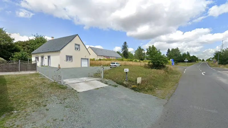 Vue de la rue devant Le Spécialiste De La Pièce Auto, La Ferté Macé