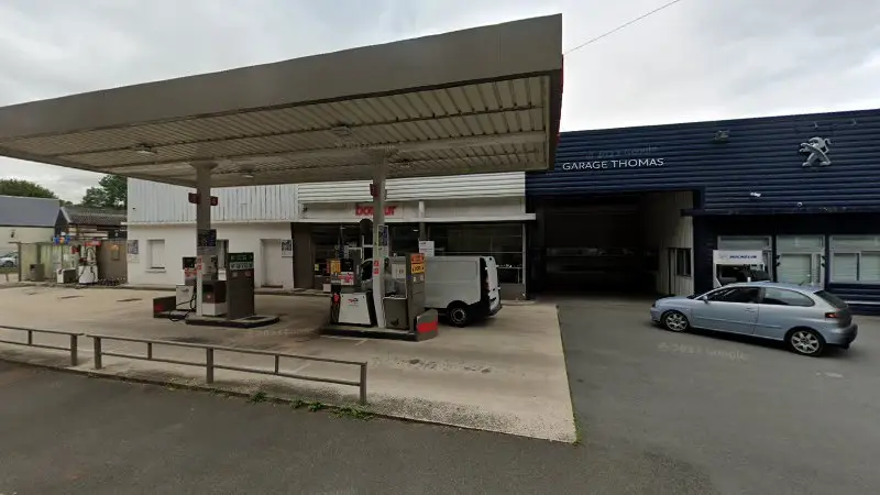 Vue de la rue devant GARAGE THOMAS Peugeot, Le Malesherbois