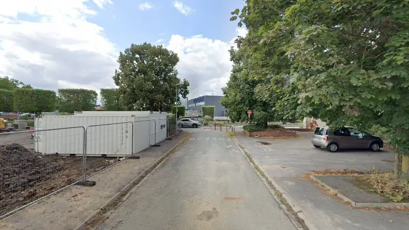 Vue de la rue devant GARAGE ESCALE CARS, Douai