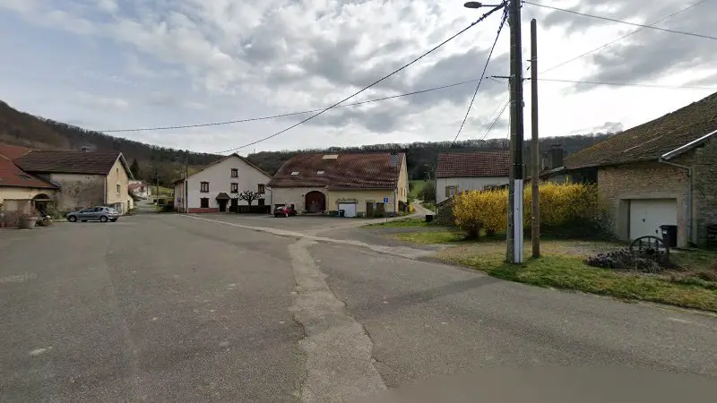 Vue de la rue devant GF AUTO : Montage pneus / Débosselage sans peinture, Hyémondans