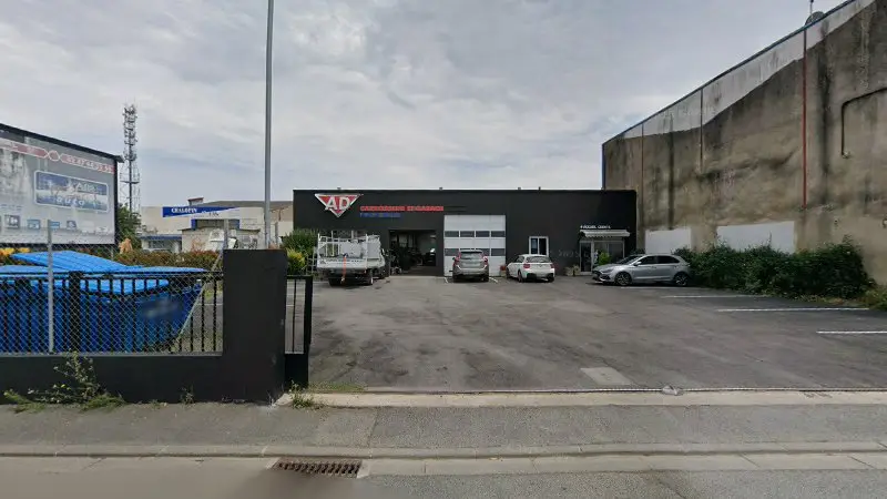 Vue de la rue devant AD Carrosserie et Garage Expert ADS AUTO, Saint-Pierre-des-Corps