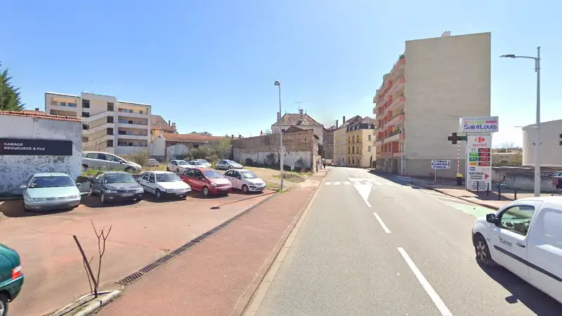 Vue de la rue devant Eurorepar Garage Degueurce & Fils, Roanne