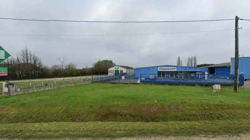 Vue de la rue devant DEKRA Technical Inspection Center, Mehun-sur-Yèvre