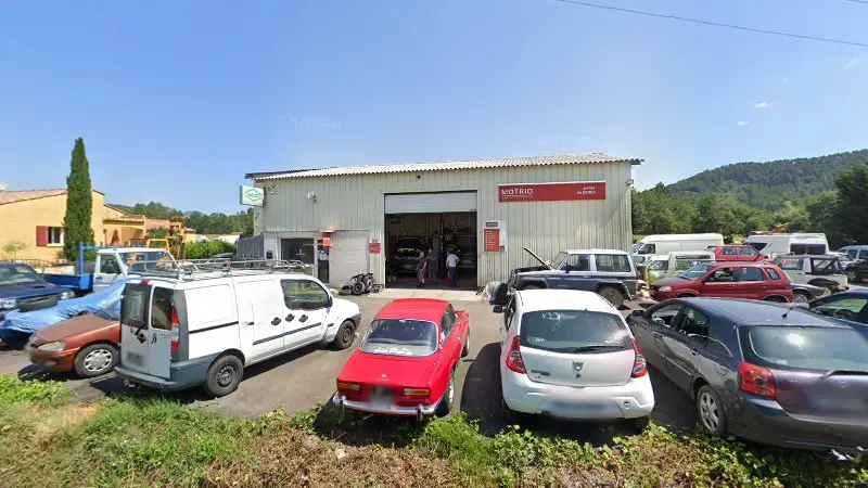Vue de la rue devant Garage du Devès - Motrio, Gagnières