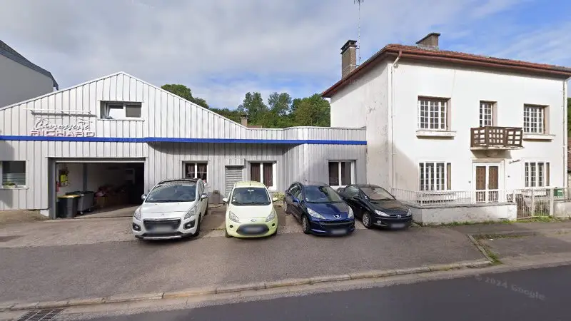 Vue de la rue devant Carrosserie Richard Jacques Olivier, Contrexéville