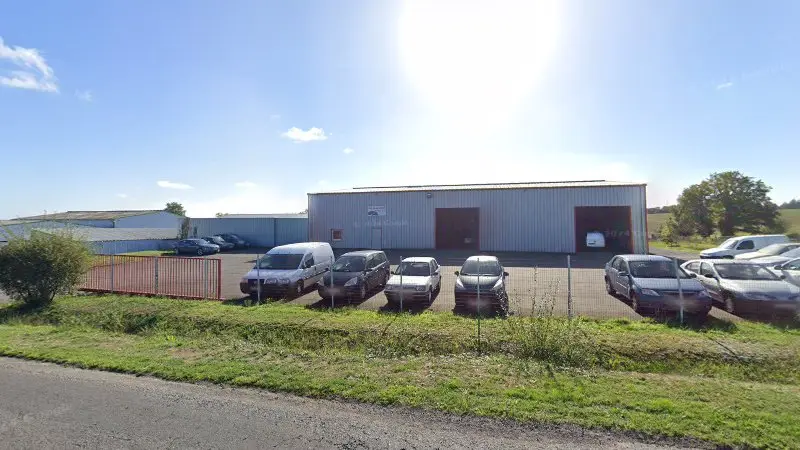 Vue de la rue devant Garage Amiot, La Petite-Boissière
