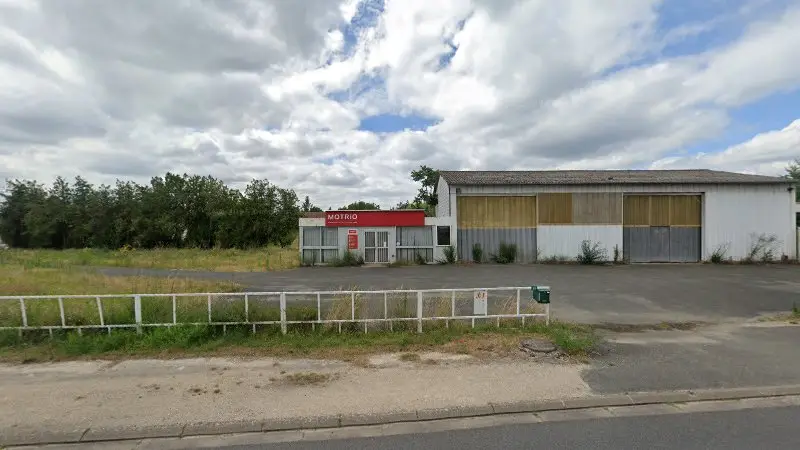 Vue de la rue devant Motrio Simplifions L'entretien Auto, Soings-en-Sologne