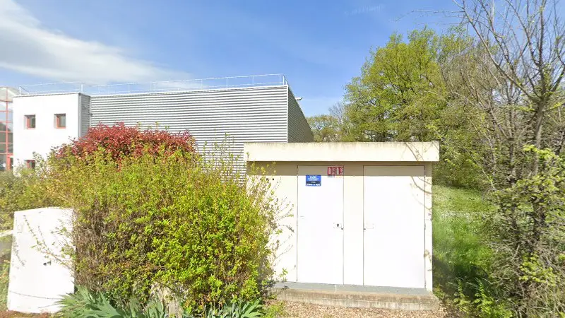 Vue de la rue devant Garage de la Mairie - Motrio, Morancé