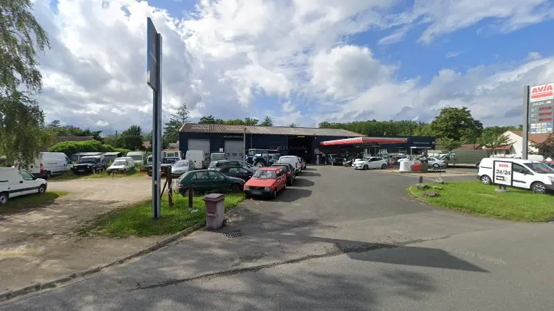 Vue de la rue devant Garage Amichaud, Neuvy-sur-Barangeon