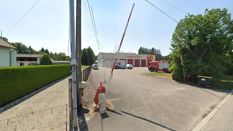 Vue de la rue devant Carrosserie Heinis, Friesen
