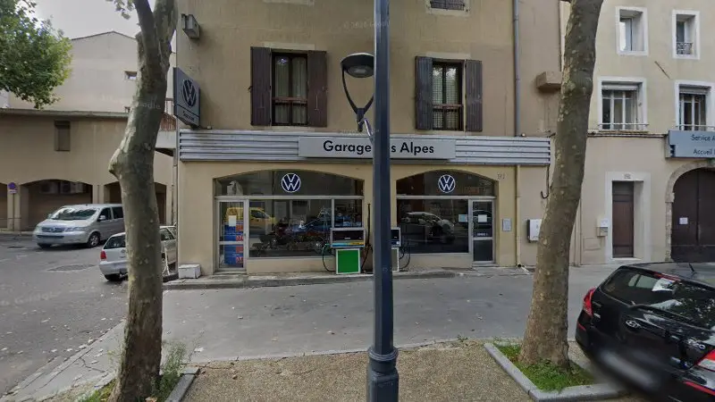 Vue de la rue devant VOLKSWAGEN Garage des Alpes Apt, Apt