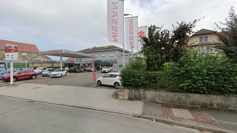 Vue de la rue devant Thiebaut Automobiles Nissan Suzuki, Delle