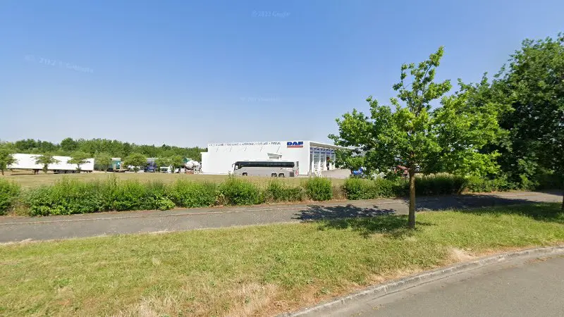 Vue de la rue devant DAF Trucks France, Évreux
