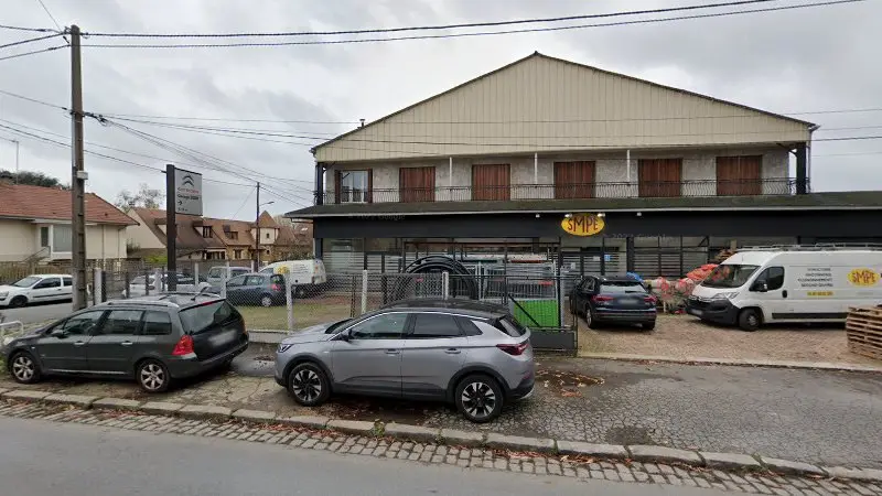 Vue de la rue devant Rosières Automobiles, Sainte-Geneviève-des-Bois