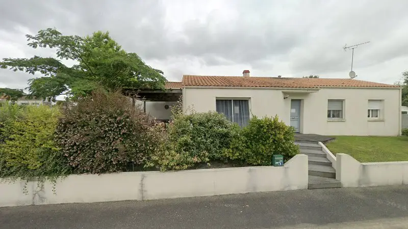Vue de la rue devant GRM carrosserie, Saint-Avaugourd-des-Landes