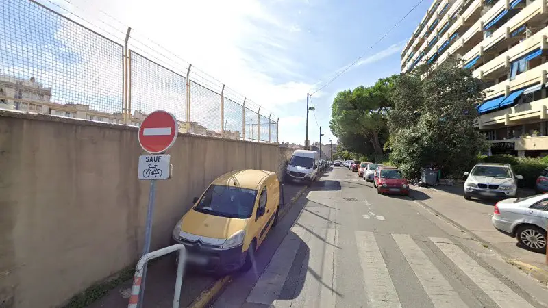 Vue de la rue devant Carrosserie de la Glacière, Marseille