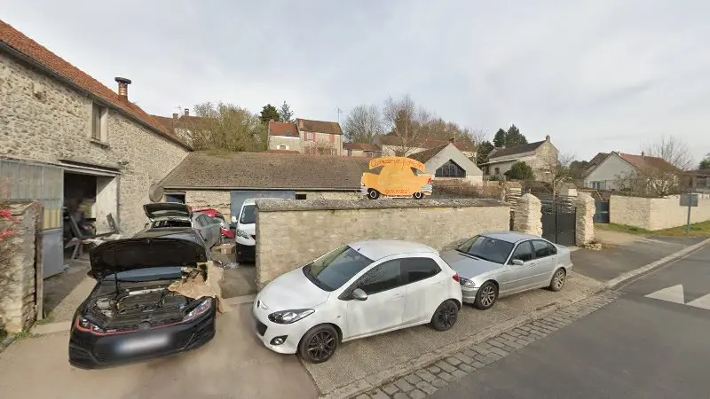 Vue de la rue devant Carrosserie De Montalet, Montalet-le-Bois