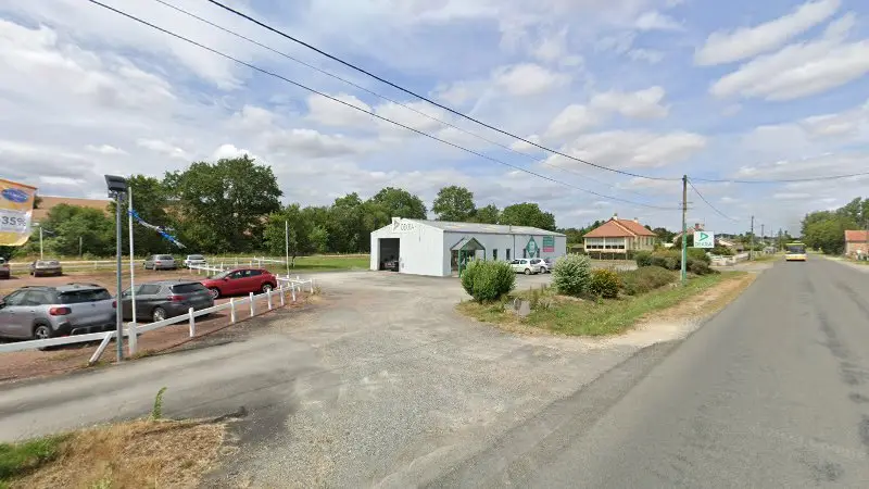 Vue de la rue devant DEKRA Technical Inspection Center, Bessé-sur-Braye
