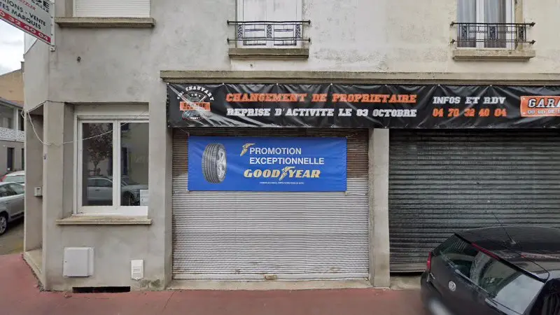 Vue de la rue devant Garage du Bd de la Salle EURL CHAUVARY, Vichy