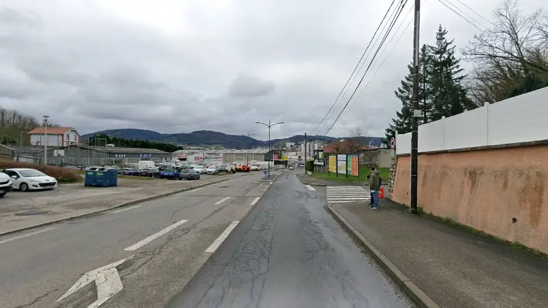 Vue de la rue devant Firminy Poids Lourds, Firminy