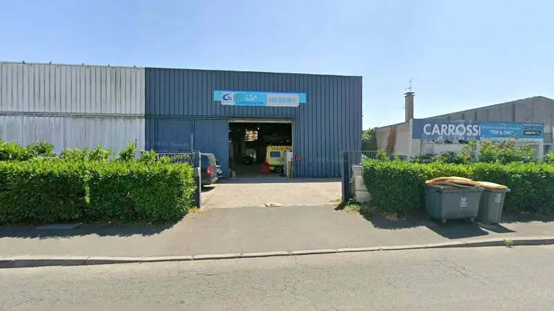 Vue de la rue devant GARAGE HEBERT- TOP CAROSSERIE, Tours