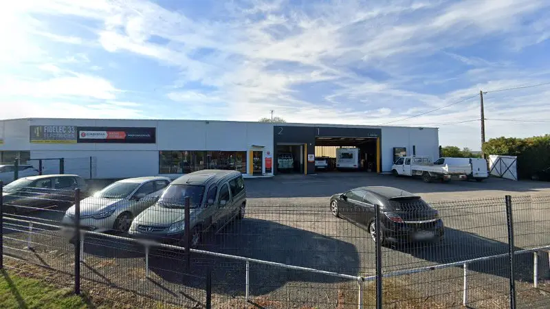 Vue de la rue devant Tradi cars garage - Eurorepar car service, Saint-Pierre-d'Aurillac
