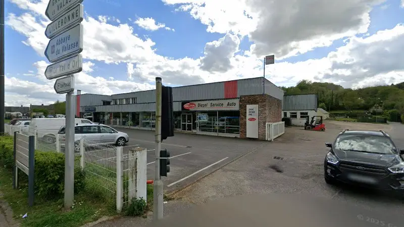 Vue de la rue devant Delphi Diesel Service Auto, Gruchet-le-Valasse
