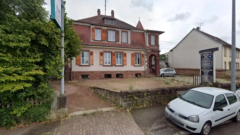 Vue de la rue devant S.a.r.l. Derocles Carrossiers, Saverne