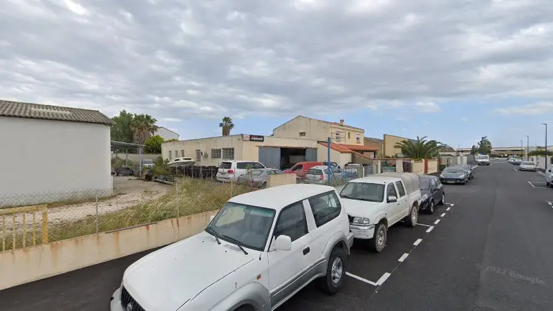 Vue de la rue devant Garage des Oliviers, Saint-Estève