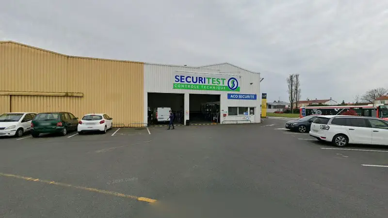 Vue de la rue devant Sécuritest Contrôle Technique Automobile Cholet - Rond Point De Paris, Cholet