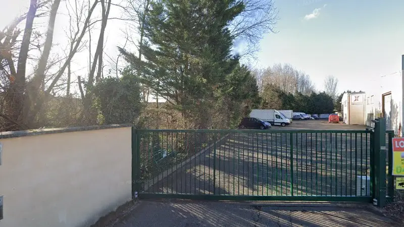 Vue de la rue devant Quinton Hazell, Vaulx-en-Velin