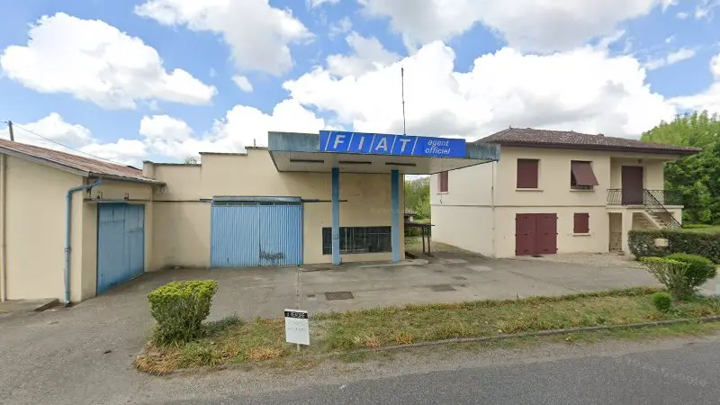 Vue de la rue devant ancien garage fiat, Fontet