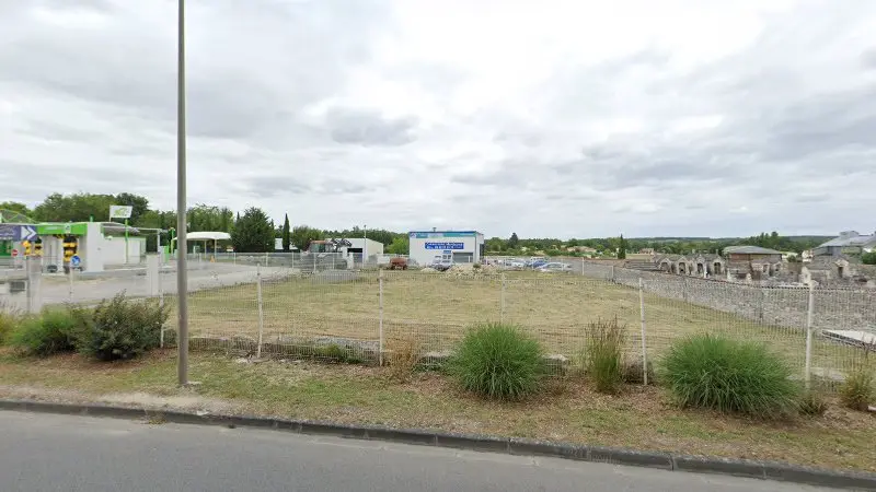 Vue de la rue devant Carrosserie Mansloise, Mansle-les-Fontaines