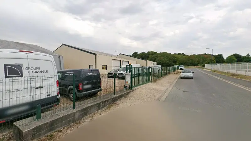 Vue de la rue devant Garage Ford - Sébastien FRESNAY, Morée