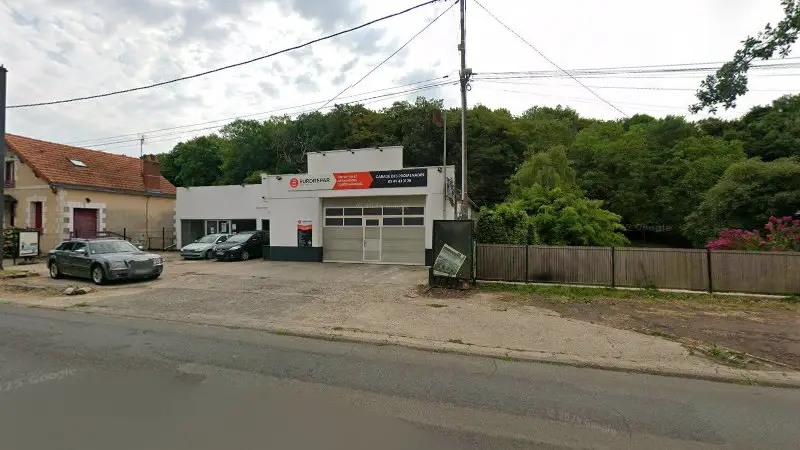Vue de la rue devant Eurorepar Garage Des Promenades, Lusignan