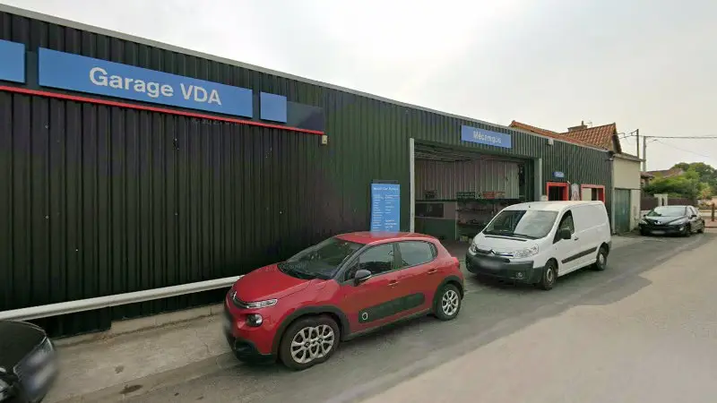 Vue de la rue devant Garage Des Quintus Citroën, Vouillé