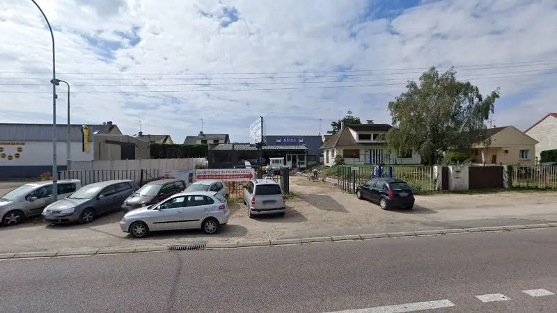 Vue de la rue devant Axial Profession Carrossier, Rosny-sur-Seine