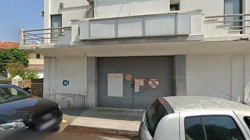 Vue de la rue devant Garage de la Presqu Ile, Saint-Mandrier-sur-Mer