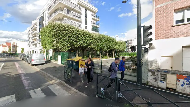 Vue de la rue devant Renov' Car Concept, Colombes