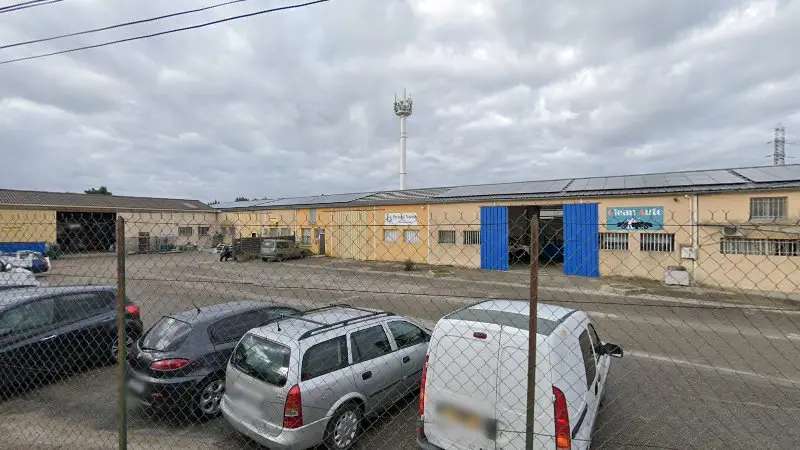 Vue de la rue devant Sellerie Auto Sport, Carpentras