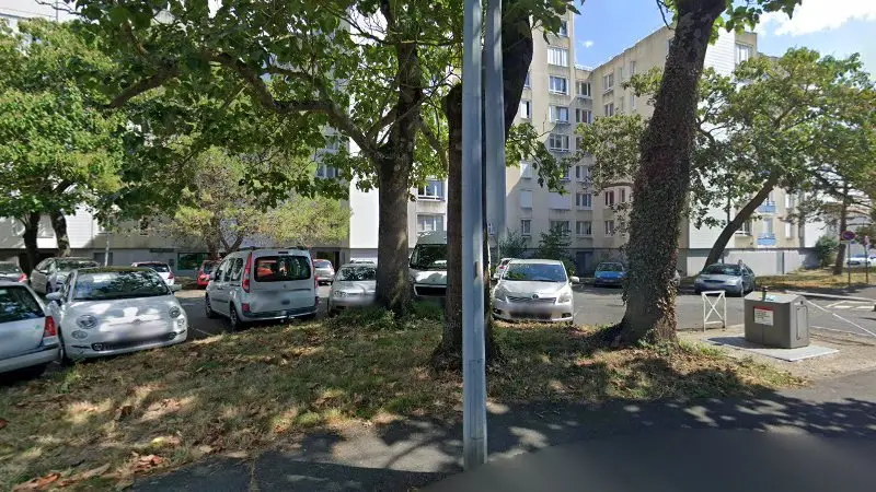 Vue de la rue devant Villeneuve les salines, La Rochelle