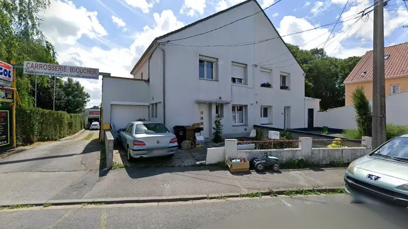 Vue de la rue devant Carrosserie Boucher, Coulogne