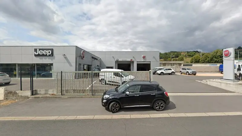 Vue de la rue devant AUTO SPORT SAS Alfa Romeo, Arpajon-sur-Cère