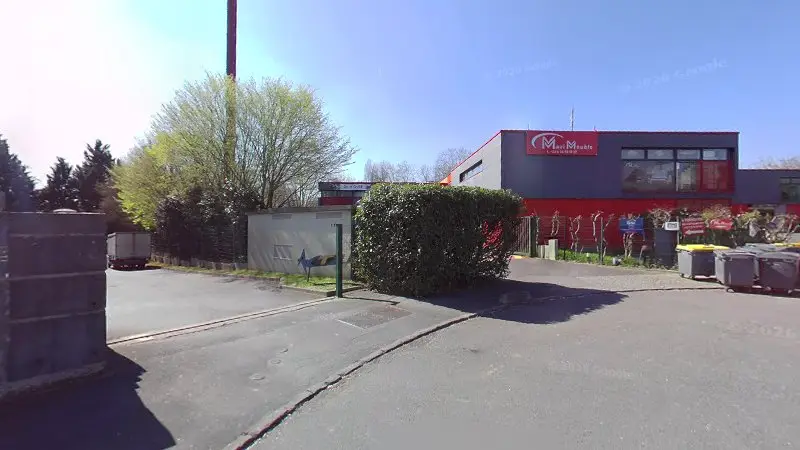 Vue de la rue devant Carrosserie EDEN AUTO - TOUTES ASSURANCES, Gonesse
