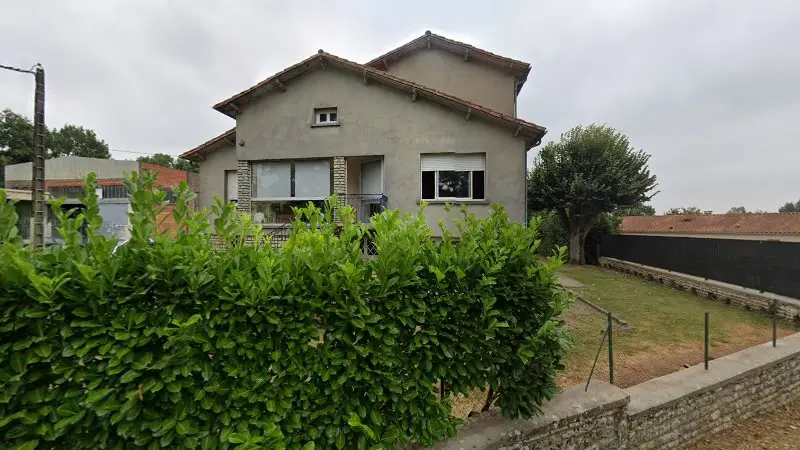 Vue de la rue devant Carrosserie D et O Métal, La Crèche