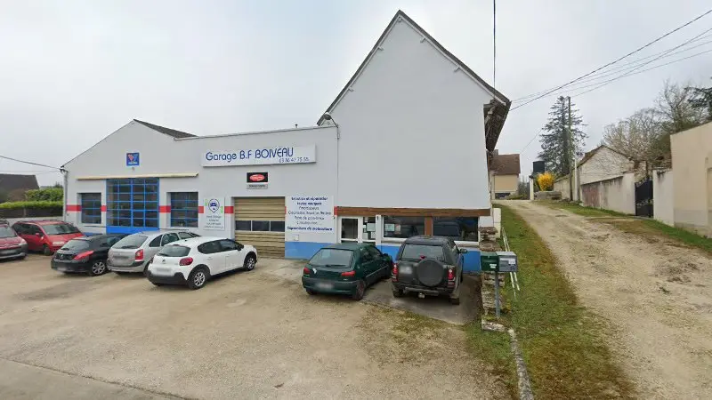 Vue de la rue devant Garage B.F Boiveau, Héry