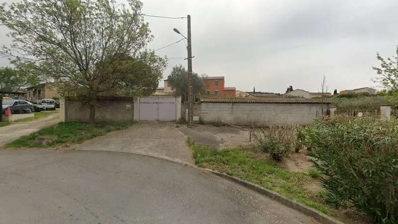 Vue de la rue devant 1,2,3 AutoService, Entretien Auto Vendemian, Vendémian