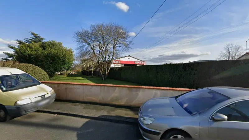 Vue de la rue devant garage du château fort, Niherne