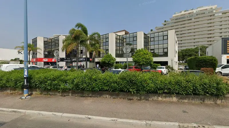 Vue de la rue devant Le Krystal, Villeneuve-Loubet